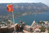 Boka Kotorska ze szczytu twierdzy - ponad nami flaga Czarnogóry