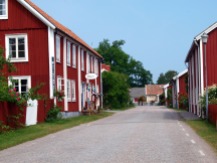typowe czerwone szwedzkie domki na prowincji