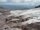 masyw lodowca Gergeti widziany z góry - dopiero teraz są widoczne głębokie szczeliny