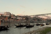 klasyka gatunku - łodzie spławiające kiedyś beczki z porto na tle Porto