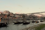 klasyka gatunku - łodzie spławiające kiedyś beczki z porto na tle Porto
