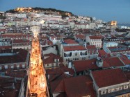 Lizbona w zapadającym zmierzchu a w dali zamek św. Jerzego